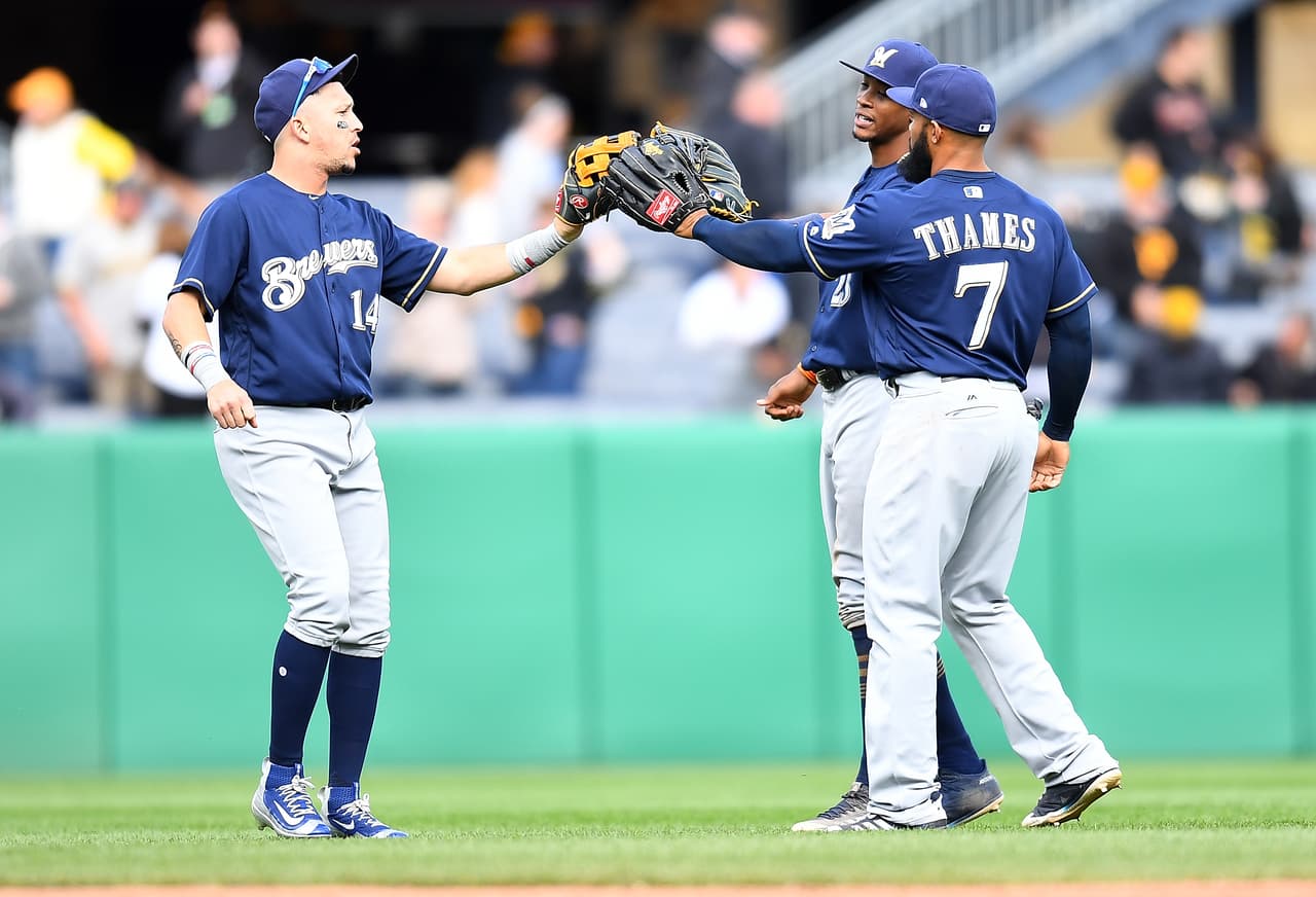 Compañero y compatiota de Arcia en Milwaukee Brewers, el lanzador Hernán Pérez (izq.) también llevó en su cara el mensaje de solidaridad a su país.