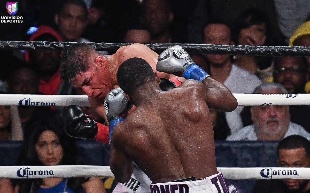 Después de 12 rounds, los jueces entregaron tarjetas de 114-114, 114-114, y 115-113 a favor de Adrien Broner. Jessie Vargas se mostró dispuesto a una revancha, aunque Broner lució molesto por creer que había ganado la contienda.