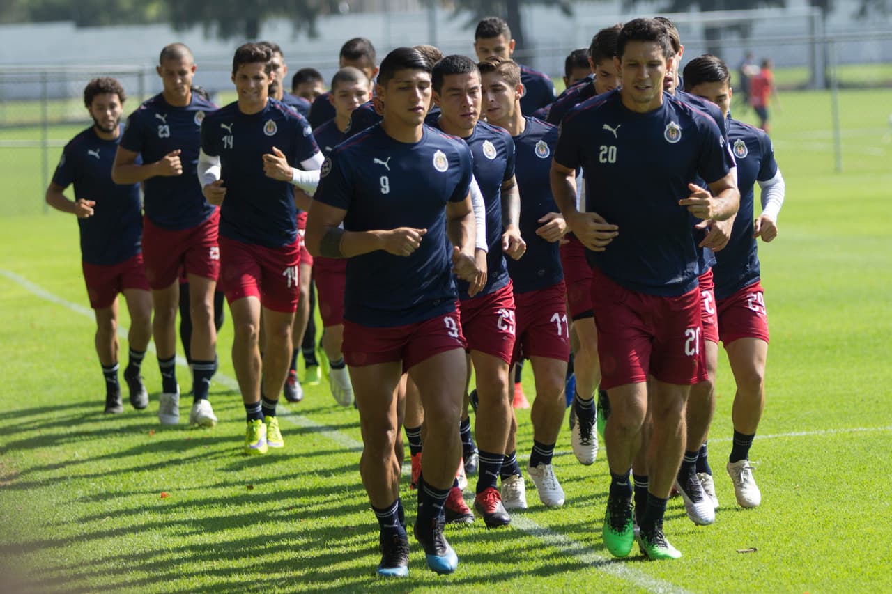 El entrenamiento de Chivas de Guadalajara estuvo marcado por el anuncio de que Oribe Peralta, goleador del gran rival América, será parte de la plantilla para el Apertura 2019.