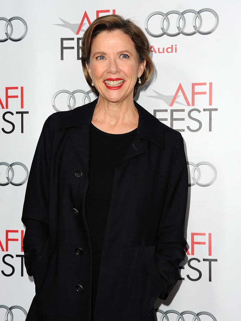 David Locke es un reportero de televisión británico está en África preparando un documental sobre las guerrillas del desierto de la región de Malí. ... Cuando consigue volver al hotel, Locke encuentra en la habitación contigua a un inglés llamado Robertson muerto de infarto.
<br>