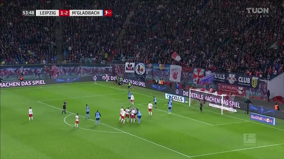 Tiro desviado de Dayot Upamecano