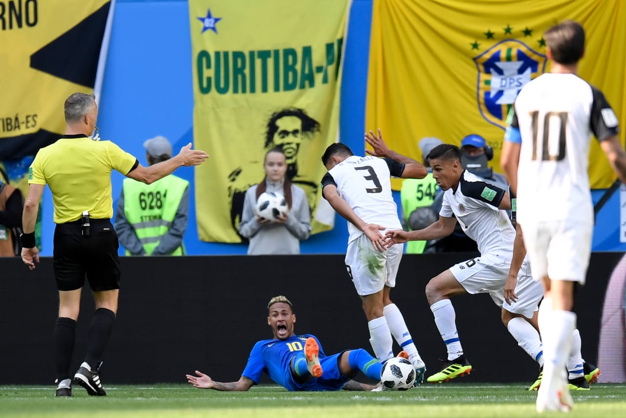 Despueés de eso, las protestas de Neymar fueron todavía más airadas.