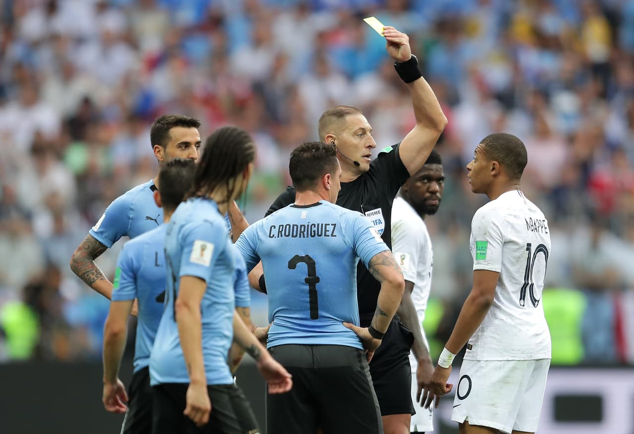 El francés fingió un golpe del 'Cebolla', se rebolcó en el césped y el argentino decidió amonestarlos a los dos ¿Hubo simulación y golpe a la vez? ¿Por qué la decisión?