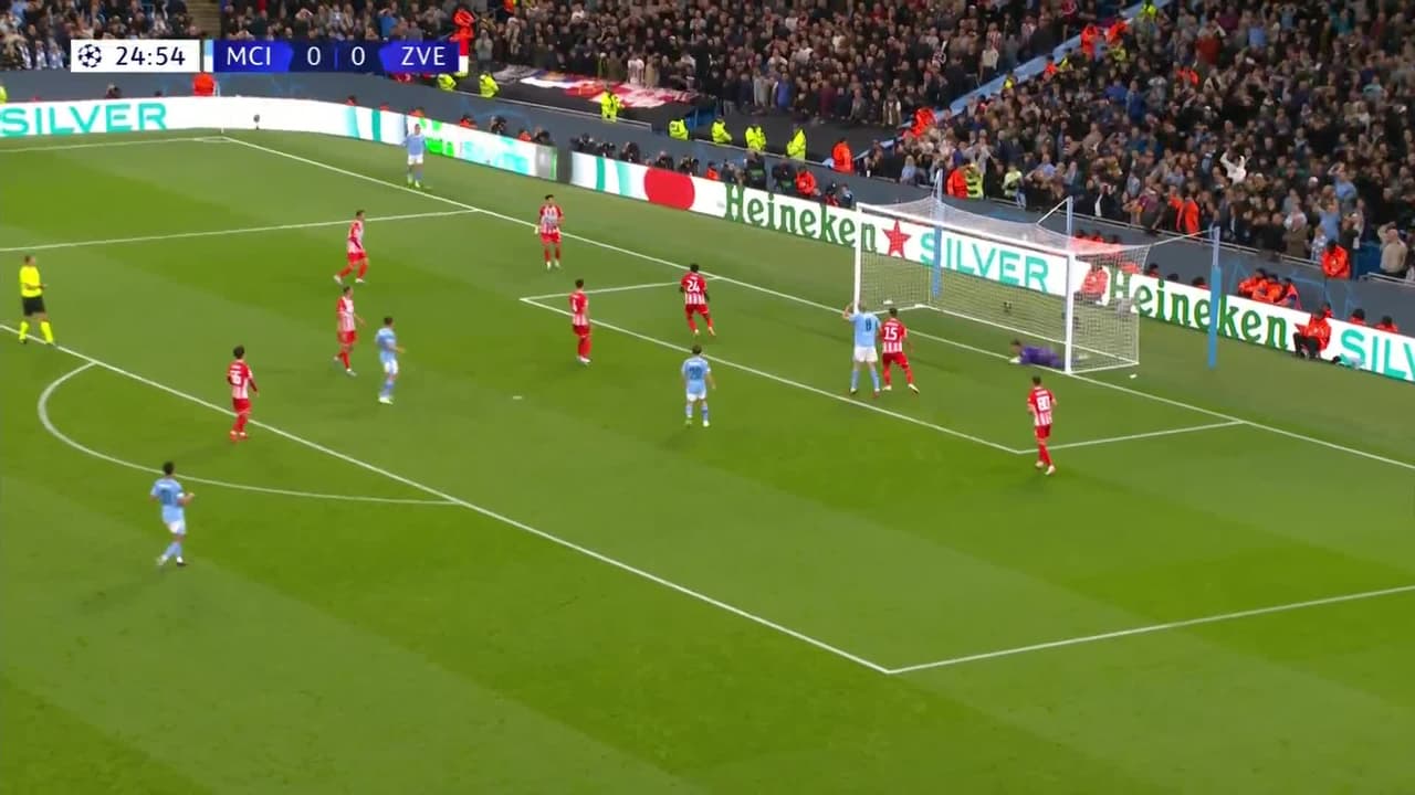 ¡CERCA! Erling Haaland disparó que se estrella en el poste.