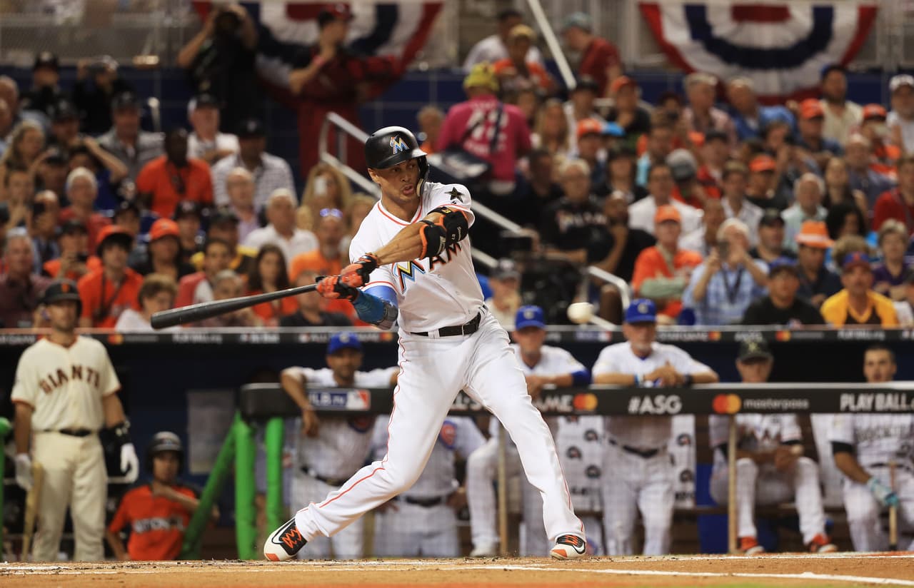 El ídolo local Giancarlo Stanton tuvo una noche gris. En tres turnos al bat no consiguío imparable y recibió par de ponches.