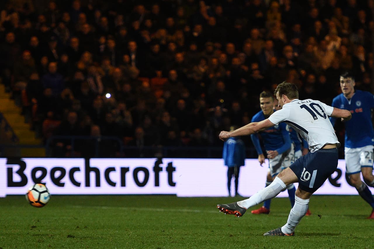 Harry Kane, anotó de penalti para el Tottenham.