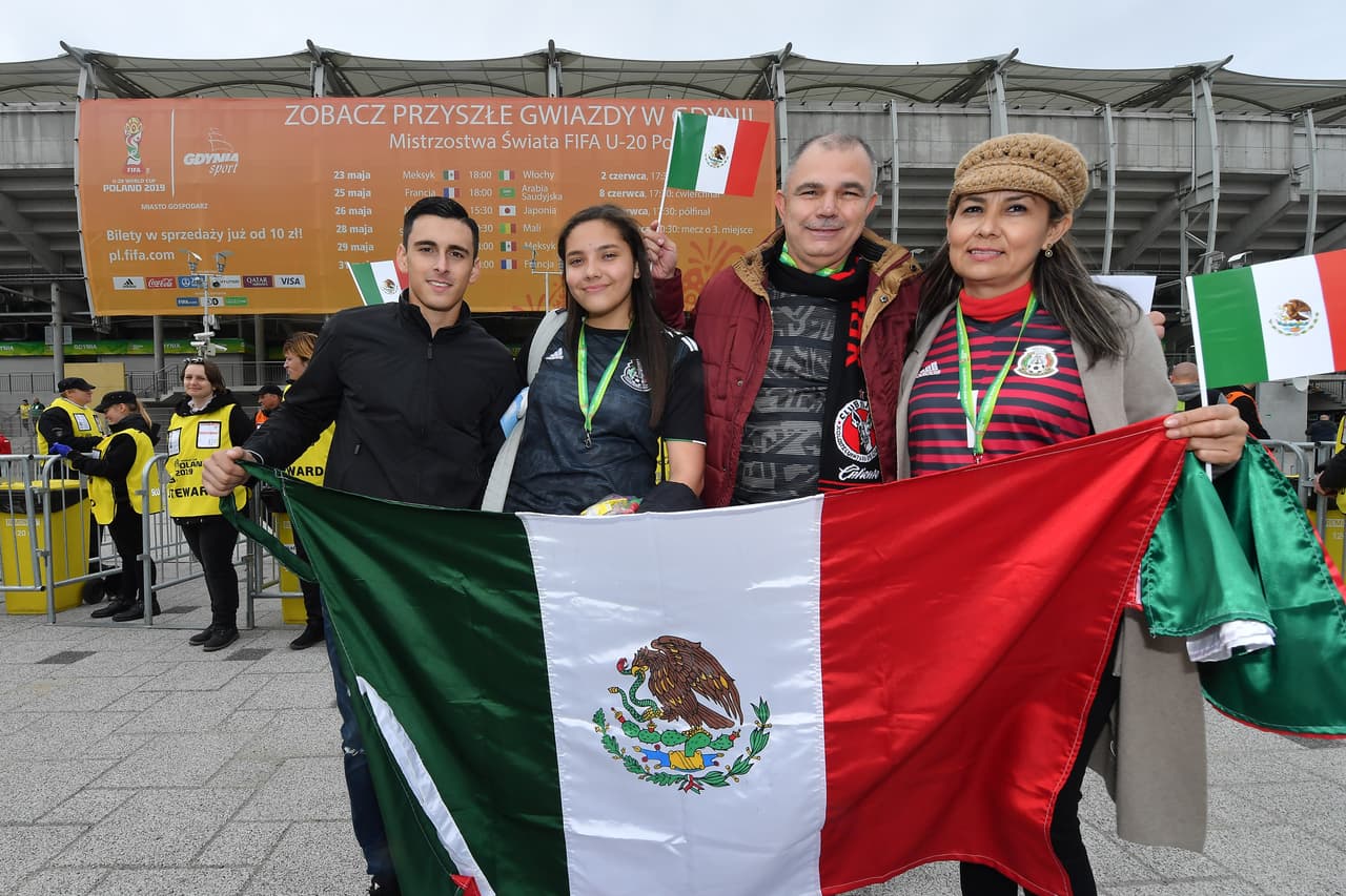 Los mexicanos demostraron su lealtad en Polonia, en una 
<a href="https://www.univision.com/deportes/futbol/u-20-copa-mundial/los-colores-de-mexico-se-toman-la-alegria-del-mundial-sub-20-de-futbol-en-polonia-fotos" target="_blank">fiesta de color previa al partido</a> en Gdynia.