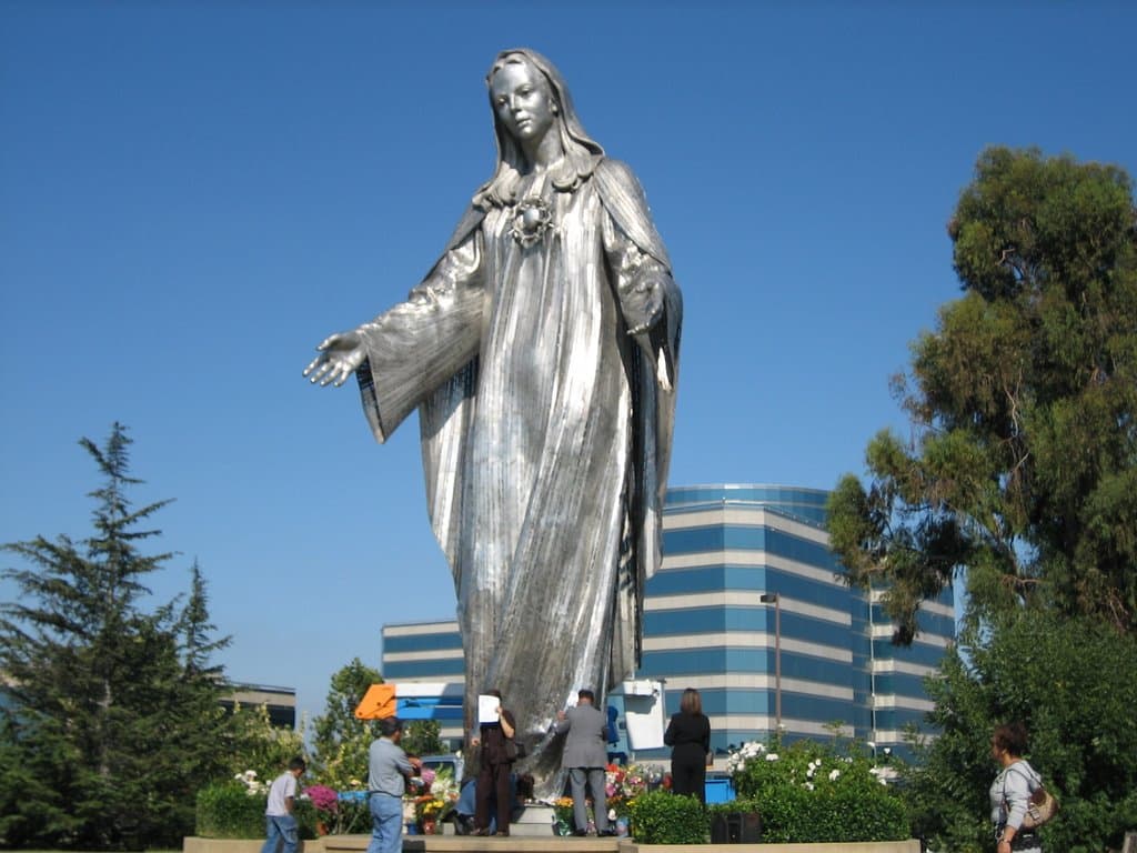Sus principales atractivos turísticos son el parque de diversiones California's Great America y el Centro de Convenciones de Santa Clara. La ciudad también ofrece varios museos como el Intel Museum, el Triton de Arte, el de Historia Harris–Lass. Otro atractivo es la Iglesia de Nuestra Señora de la Paz y la Estatua de Santa Clara, entre otros.
