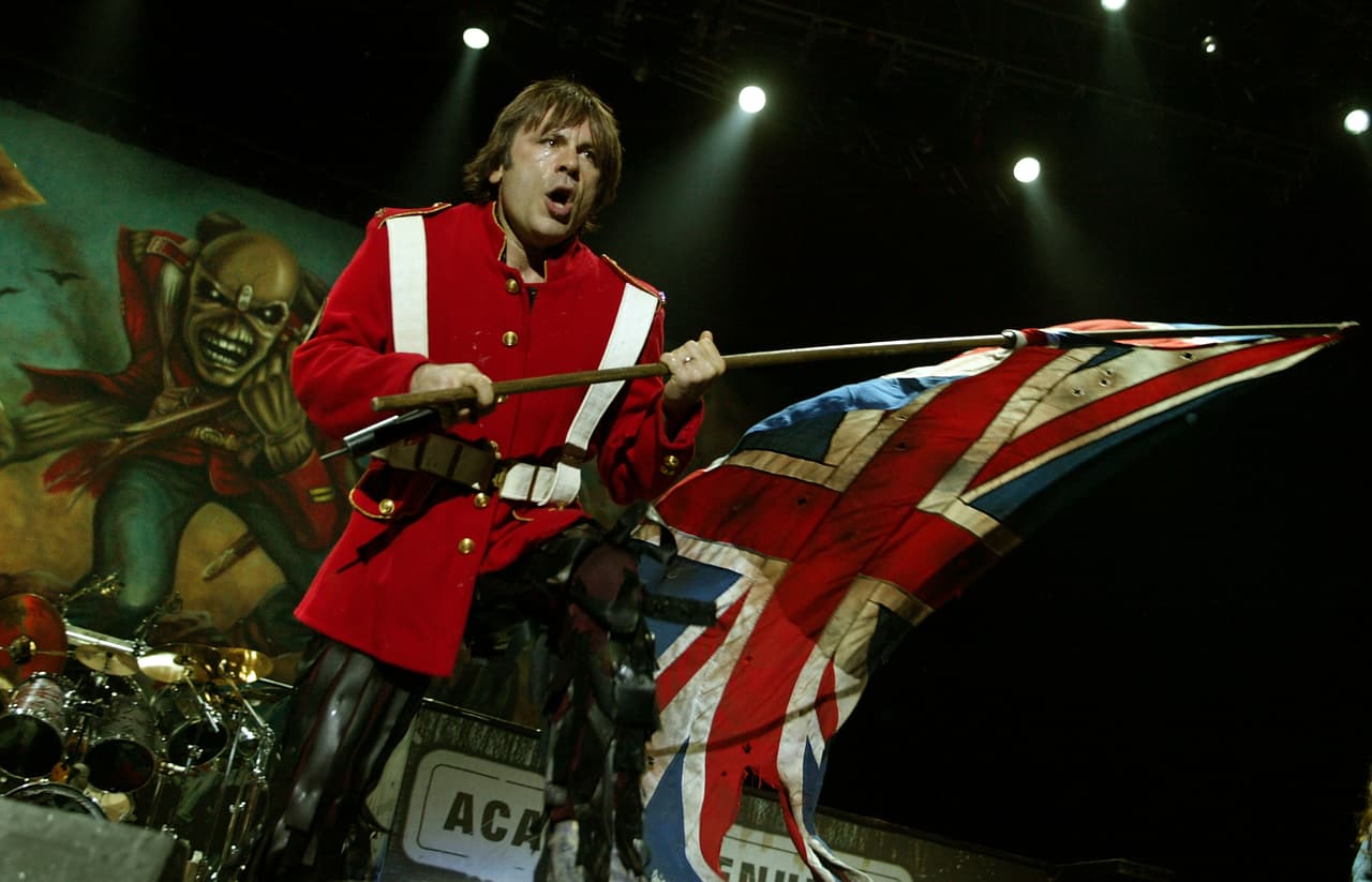 Los metaleros de Iron Maiden también son futboleros de corazón y llevan la bandera 'Union Jack' a todos sus conciertos.