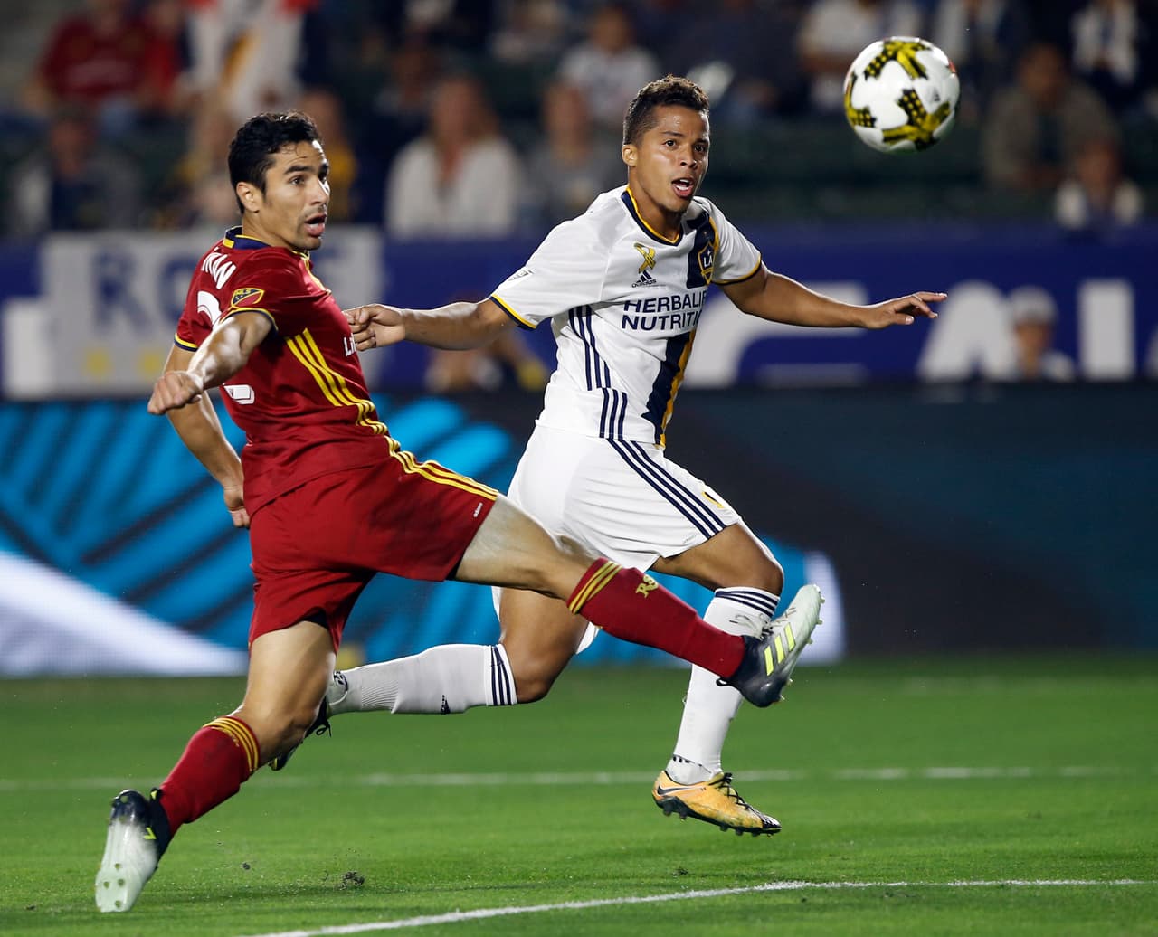 Luego de trasegar en el Barcelona, Tottenham, Ipswich Town, Villarreal, Racing de Santander, Mallorca y Galatasaray, en Europa, se devolvió a América para jugar con Los Angeles Galaxy en la MLS.