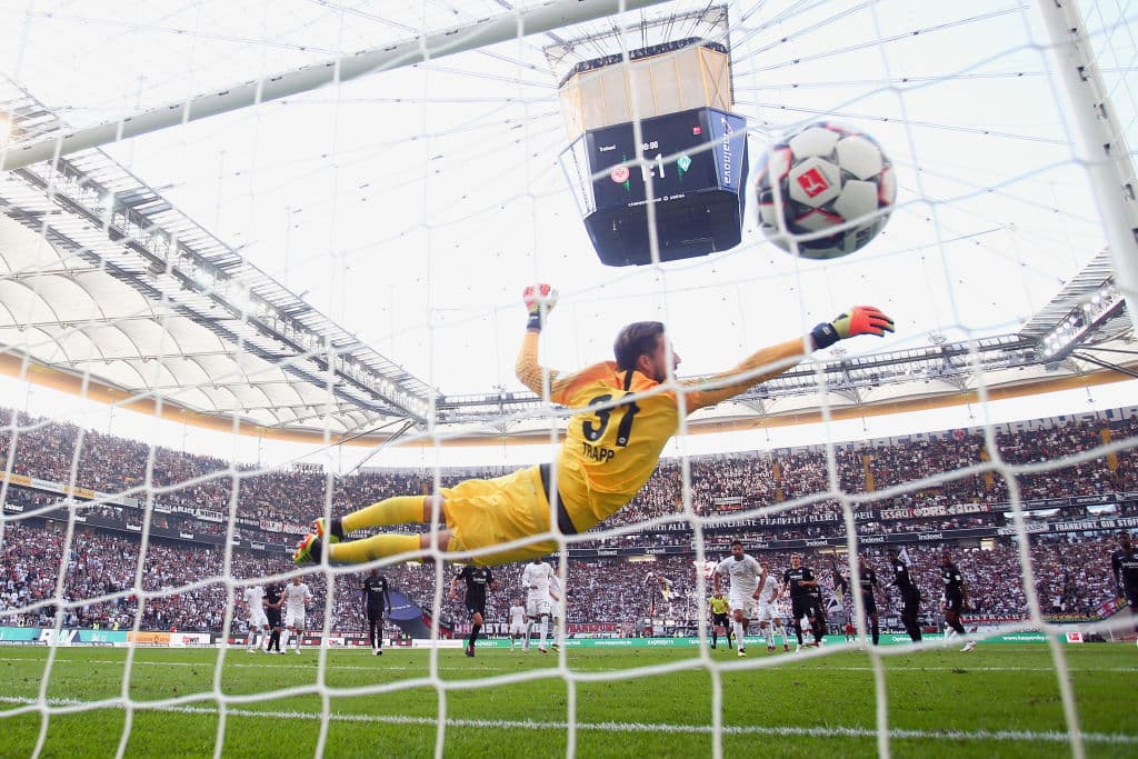 La estirada del arquero Kevin Trapp fue insuficiente para evitar la derrota del Eintracht.