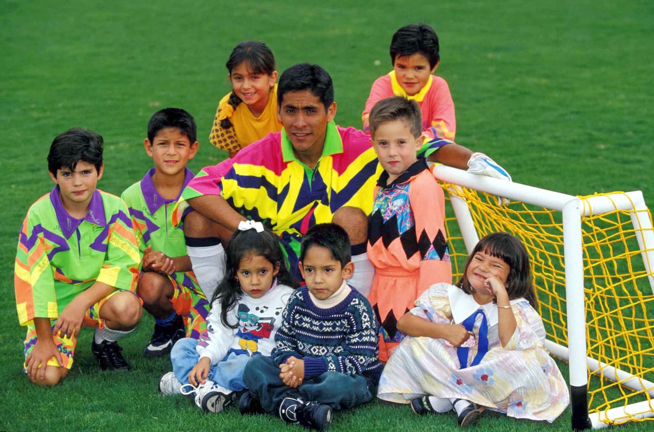 Ídolo de todos los niños. Conocido, admirado y respetado en todo el mundo, tanto por sus peculiares uniformes como por su estilo de atajar y juego con los pies, tan hábil como para jugar de delantero en los segundos tiempos.