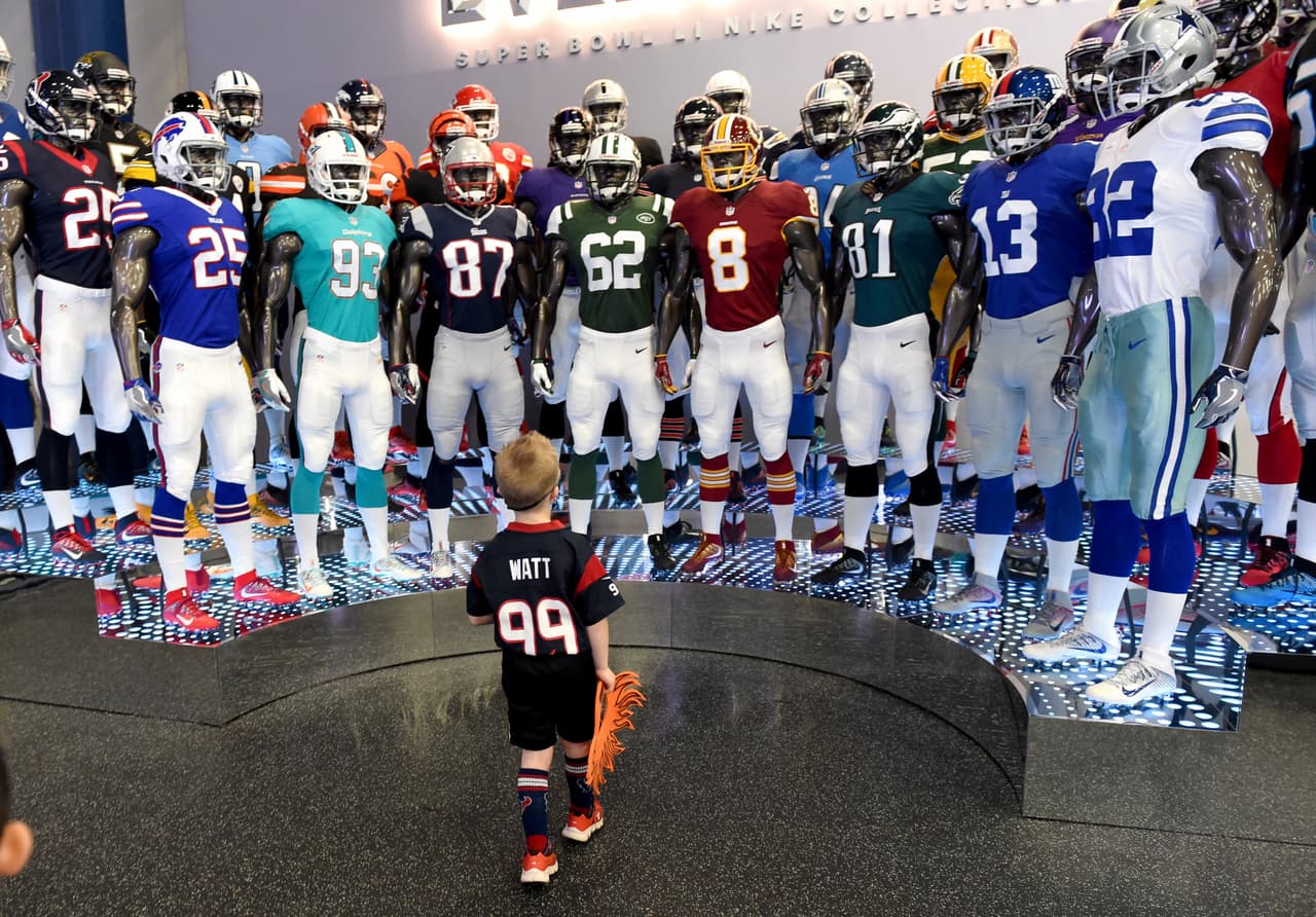 A fan attends the NFL Experience at the George R. Brown Convention Center February 3, 2017 in Houston, Texas two days before the New England Patriots play the Atlanta Falcons in Super Bowl 51. / AFP / TIMOTHY A. CLARY (Photo credit should read TIMOTHY A. CLARY/AFP/Getty Images)