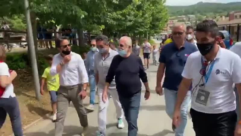 Aficionados del Napoli le piden a Aurelio De Laurentiis que fiche a Lionel Messi para que juegue en la Serie A la próxima temporada.