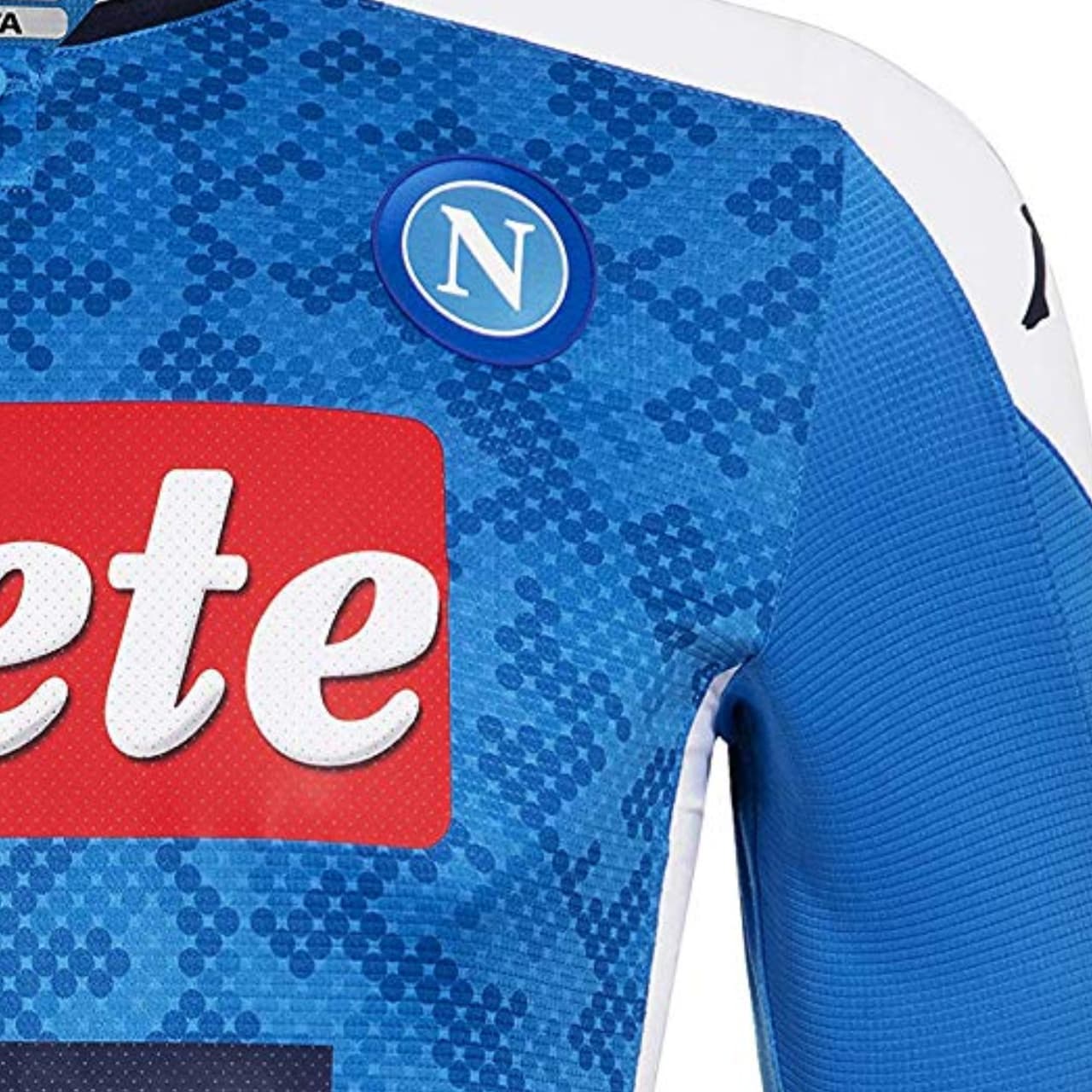 El Napoli ha dado a conocer su jersey principal de la siguiente temporada el cual tendrá unas franjas blancas en los hombros y en los laterales del pecho, así como detalles oscuros en cuello y puños. La nueva prenda se llama Kombat 2020 y podría ser la nueva piel del Chucky.