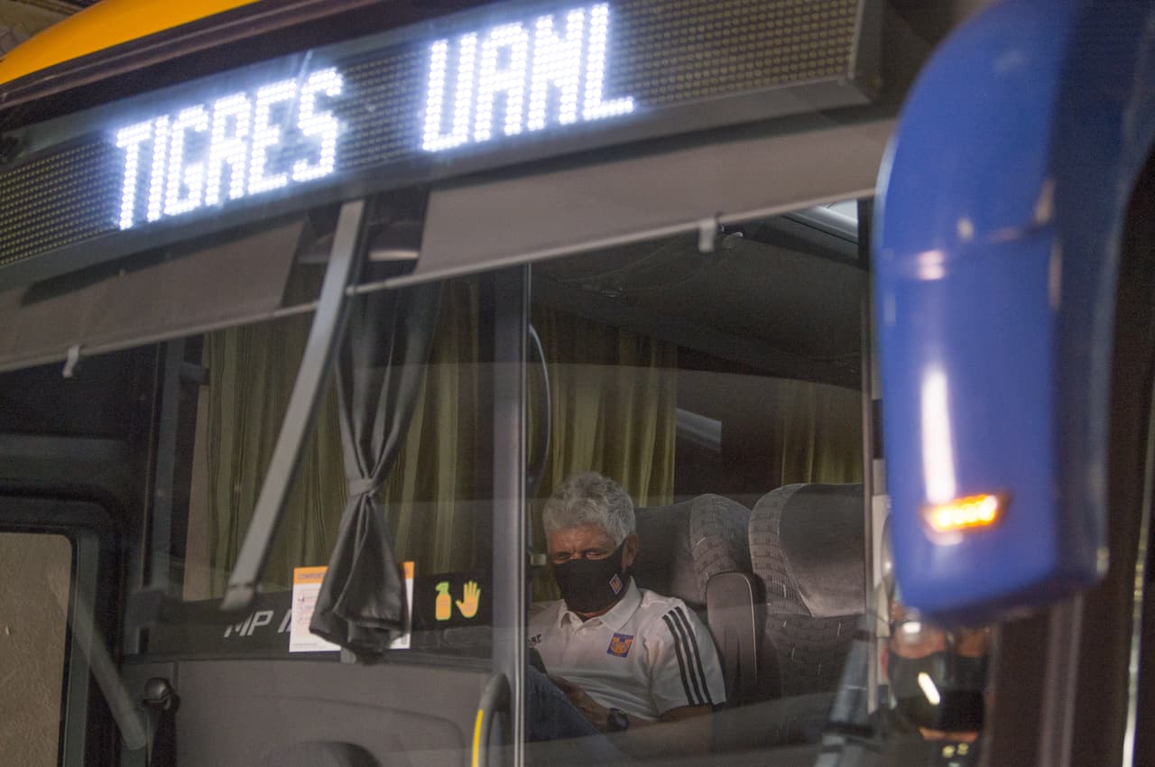 El estadio de las Chivas se ha desinfectado constantemente y cuenta con miles de despachadores de gel antibacterial. Los traslados de los equipos se realizan en autobús para evitar el uso de los aeropuertos. Los jugadores y el cuerpo técnico deben mantener una sana distancia social. Cada futbolista tendrá una botella individual para la hidratación. Además, los festejos entre jugadores están prohibidos.