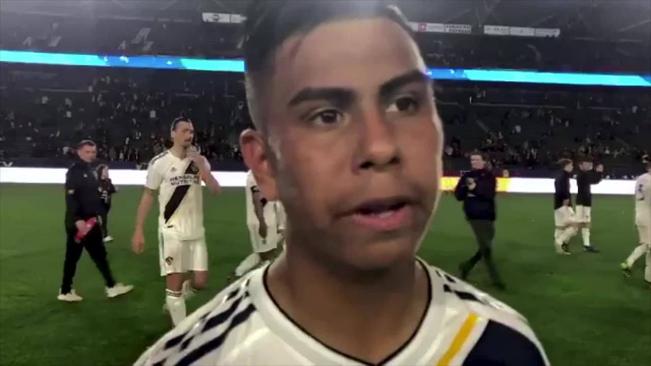 Videos. Ibrahimovic alienta a Efraín Álvarez