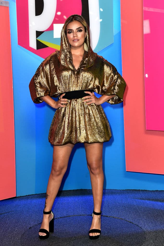 De igual forma, este material contiene su primer sencillo en inglés llamado ‘Beautiful Boy’ en conjunto con el rapero Ludacris.