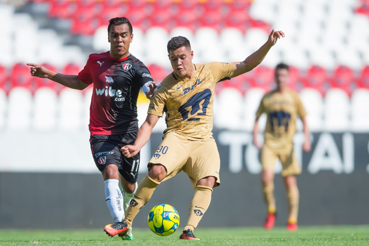 Sin estar consolidado, deambuló entre el primer equipo y la Sub-20 de los Pumas.