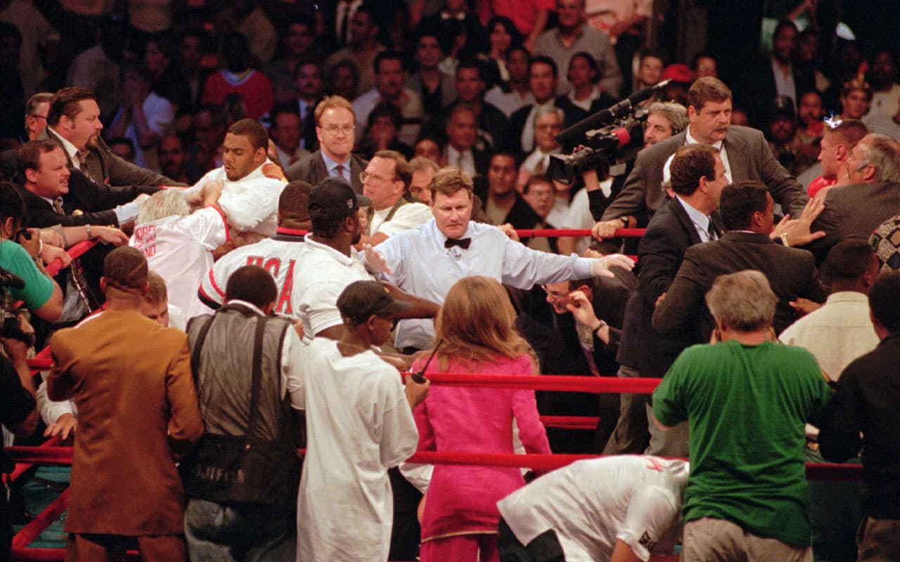 El combate Bowe-Golota terminó en una revuelta en el Madison Square Garden que dejó como saldo a 16 personas arrestadas y varios heridos.