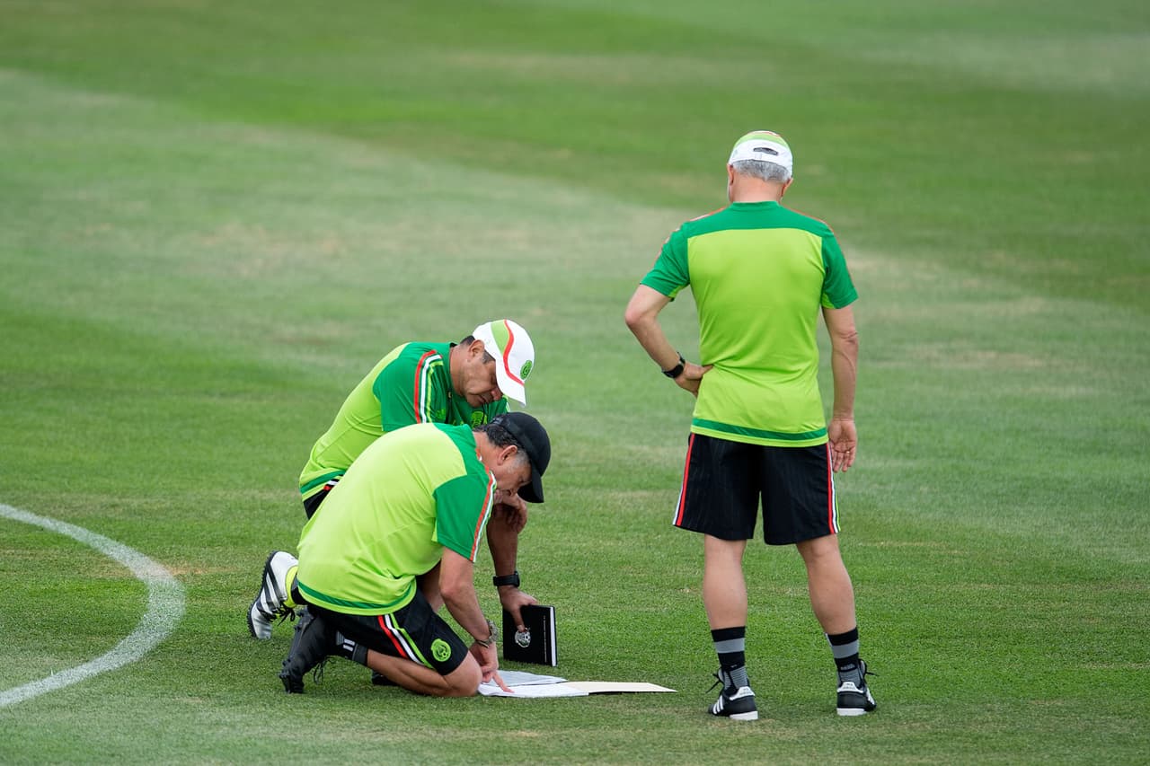 El césped fue de nuevo el pizarrón de Osorio para realizar su plan de trabajo.