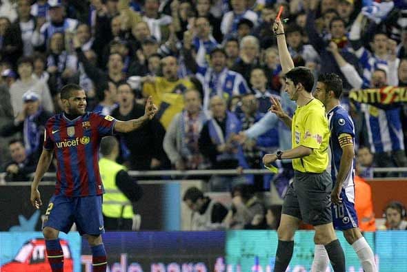 Dani Alves fue expulsado en la segunda parte por doble amarilla.