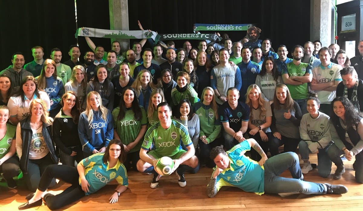 Todos en la oficina de Seattle Sounders son seguidores del club Esmeralda, como debe ser.