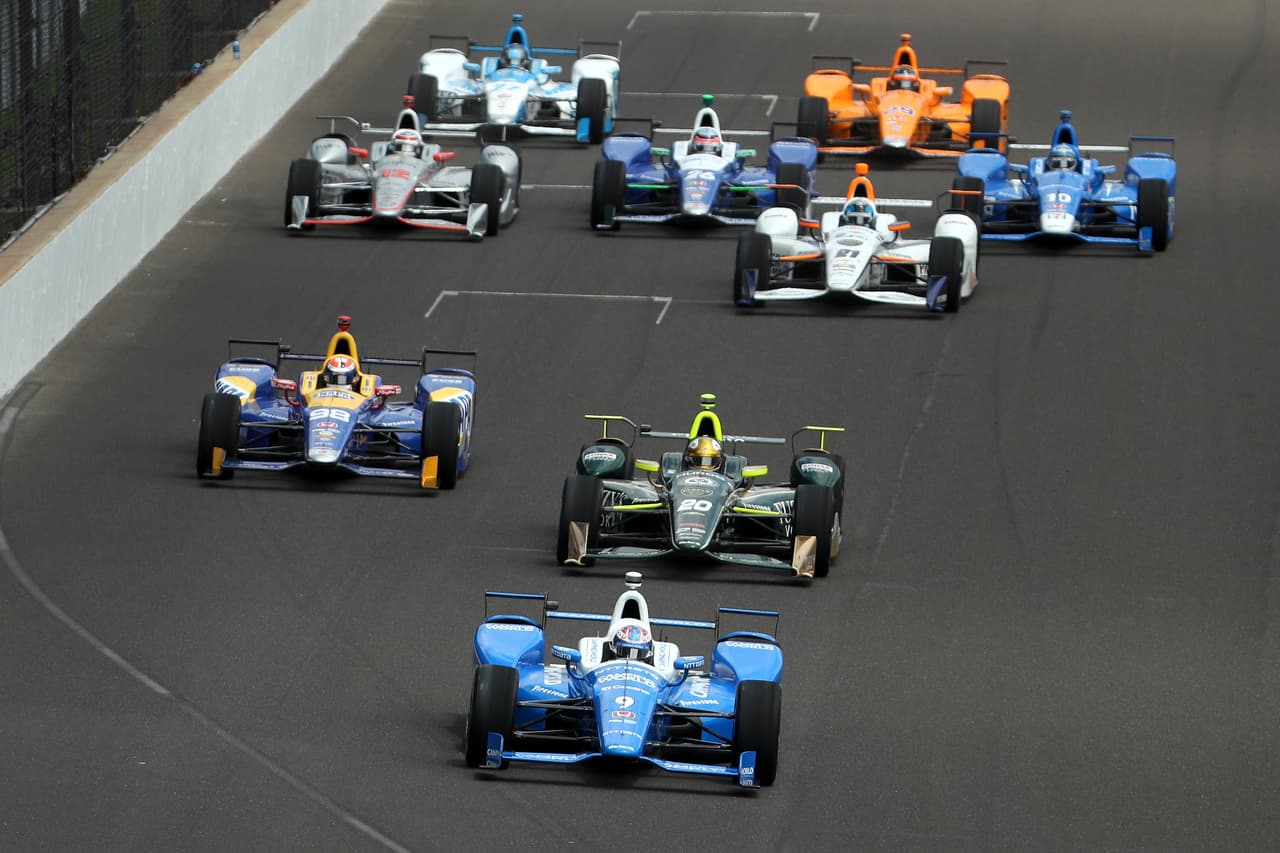 Durante la carrera, varios carros de motores Honda no resistieron hasta el final de la carrera.