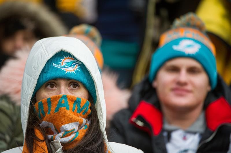 Las sensuales porristas, las espectaculares presentaciones previas y salidas de los equipos, las celebraciones y disfraces de los fanáticos y hasta los rituales previos a los partidos fueron parte de la fiesta de la ronda de 'wild crad' en la NFL.