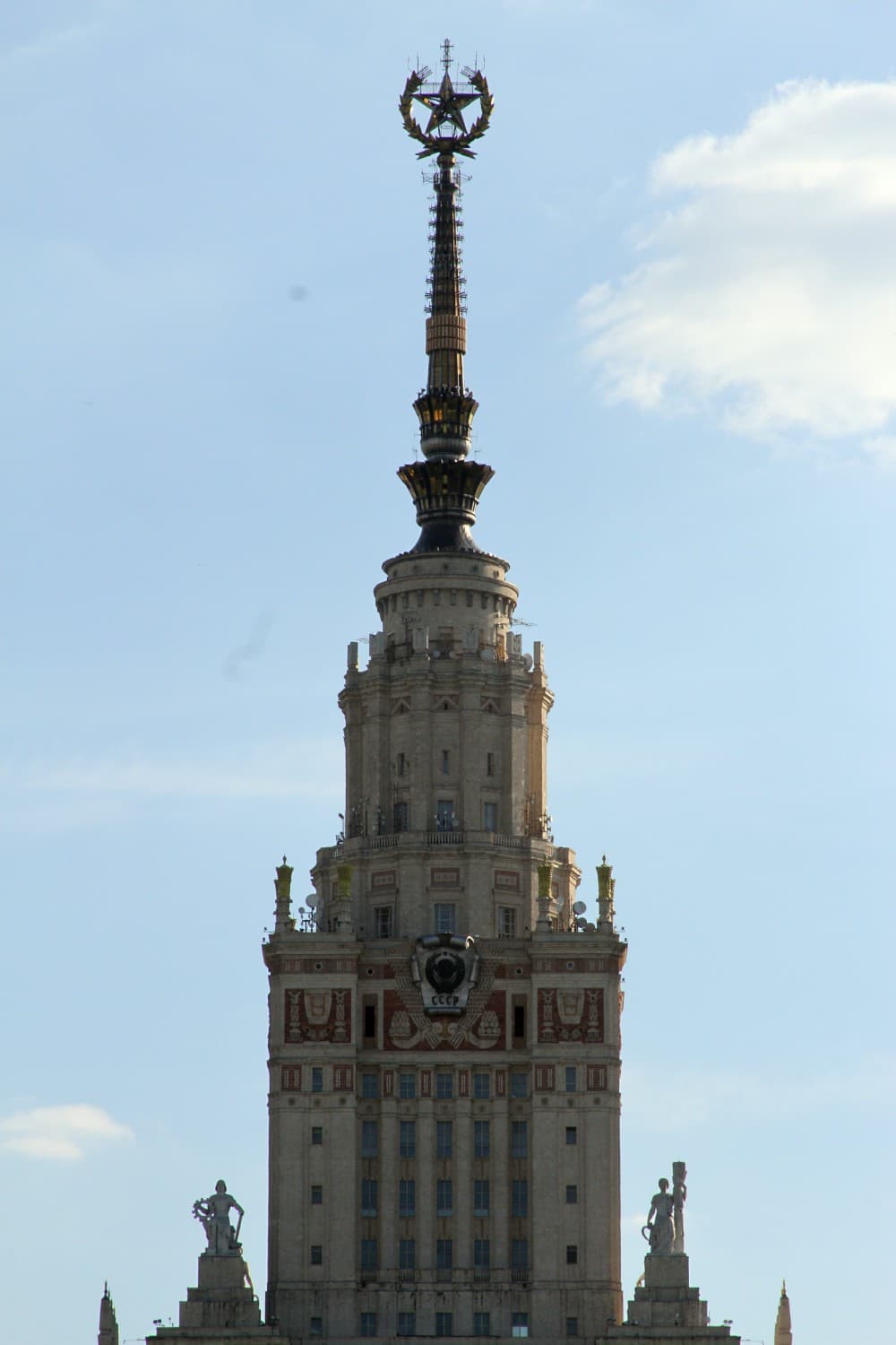 Esta es la torre principal de la Universidad Estatal de Moscú, con claros signos que prevalecen de la era de la Unión Soviética. Tiene 235 metros de altura y fue finalizada en 1953. Fue hasta 1990 el rascacielos más grande de Europa. A sus pies está el fan fest de la capital.