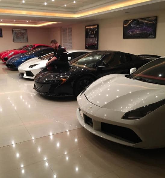 Aunque
<b><a href="http://www.univision.com/noticias/autos-y-famosos/conoce-la-coleccion-de-autos-de-saul-canelo-alvarez-fotos"> su colección automotriz</a></b> cuenta con coches modernos y clásicos, el mismo Canelo ha confesado que 
<b><a href="http://www.univision.com/temas/lamborghini">Lamborghini</a></b> es su marca favorita.