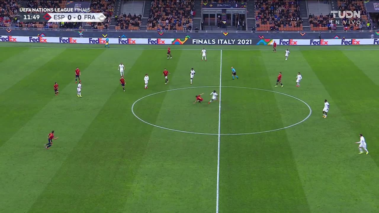 ¡TIRO ATAJADO! disparo por Pablo Sarabia.