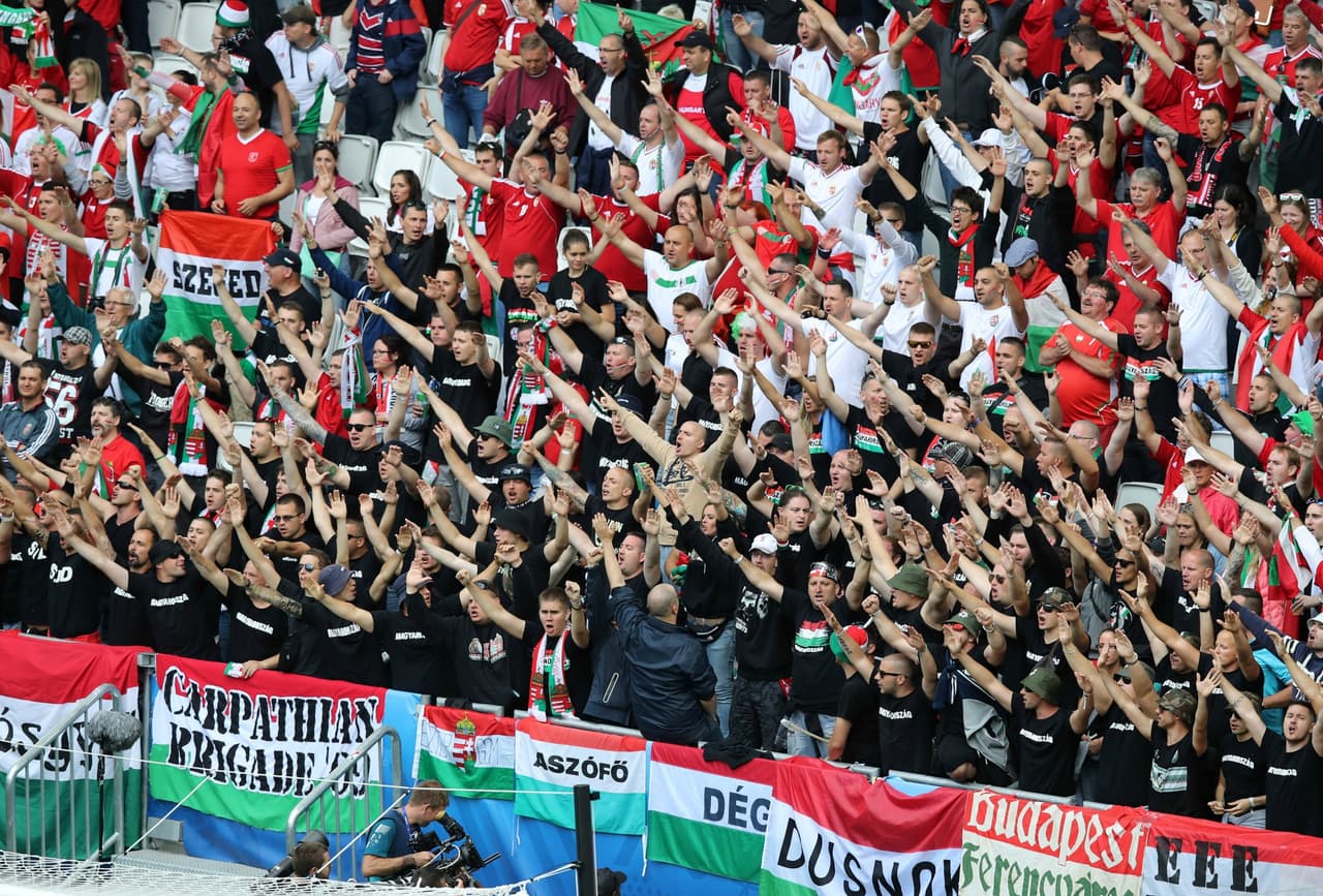 Cánticos y gritos al son de la pasión futbolera.