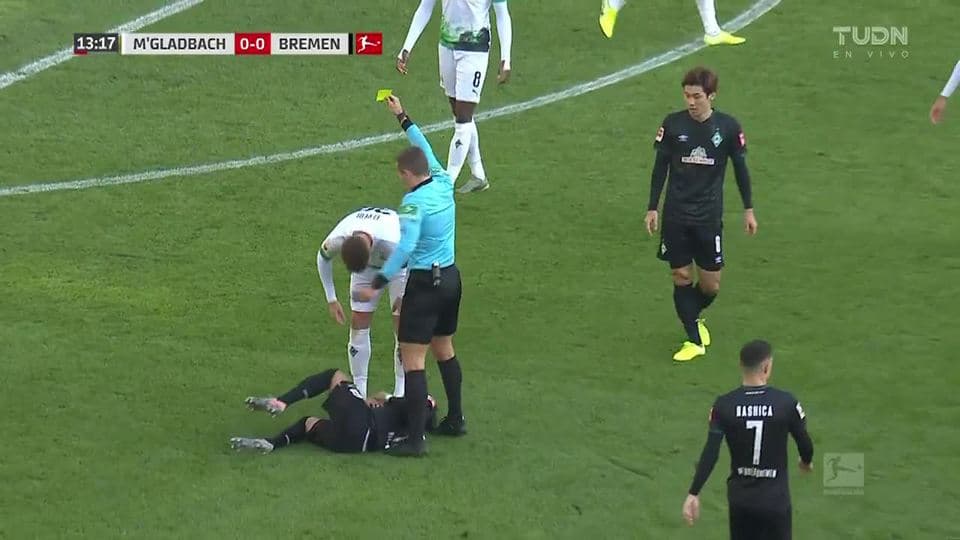 Tarjeta amarilla. El árbitro amonesta a Nico Elvedi de Borussia Mönchengladbach
