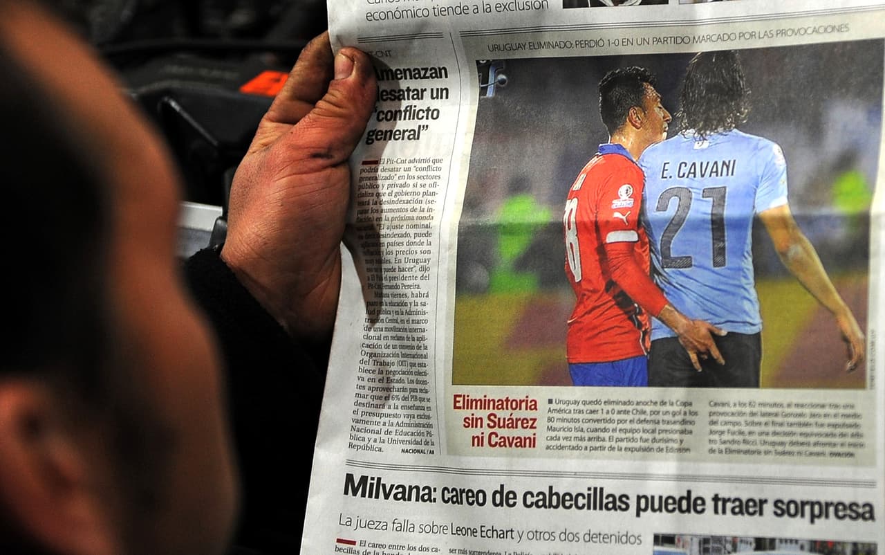 El fútbol tiene actos de provocación y eso quedó demostrado en otra acción cuya imagen fue conocida a nivel mundial. El dedo del chileno Jara en el trasero de Edínson Cavani fue visto por los fanáticos durante el partido de Copa América en 2015 entre ambos países.