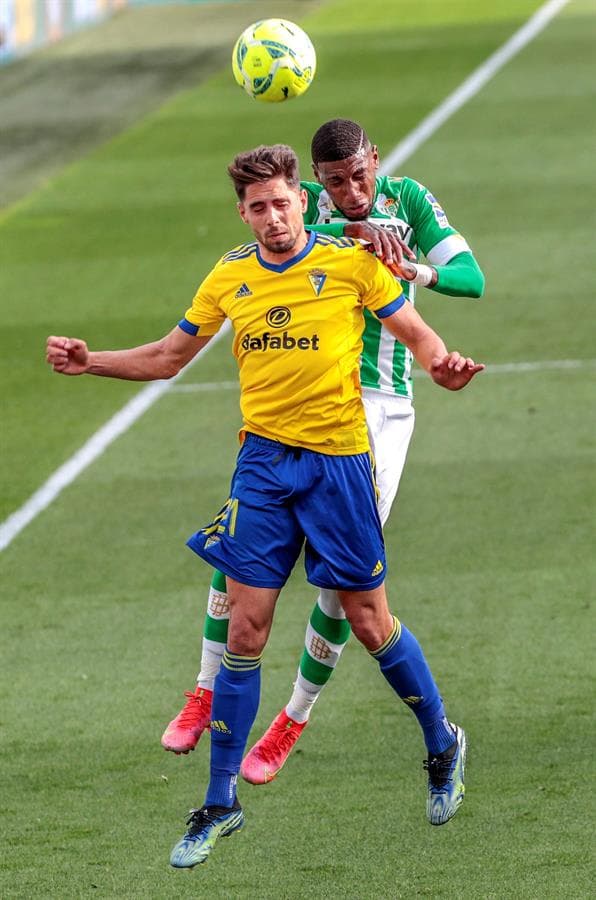 Real Betis lo logra y gana 1-0 ante Cadiz en LaLiga. El gol en solitario fue de Juanmi casi al final del partido al minuto 84'; los mexicanos Diego Lainez y Andrés Guardado tuvieron actividad en el campo durante la Jornada 25.