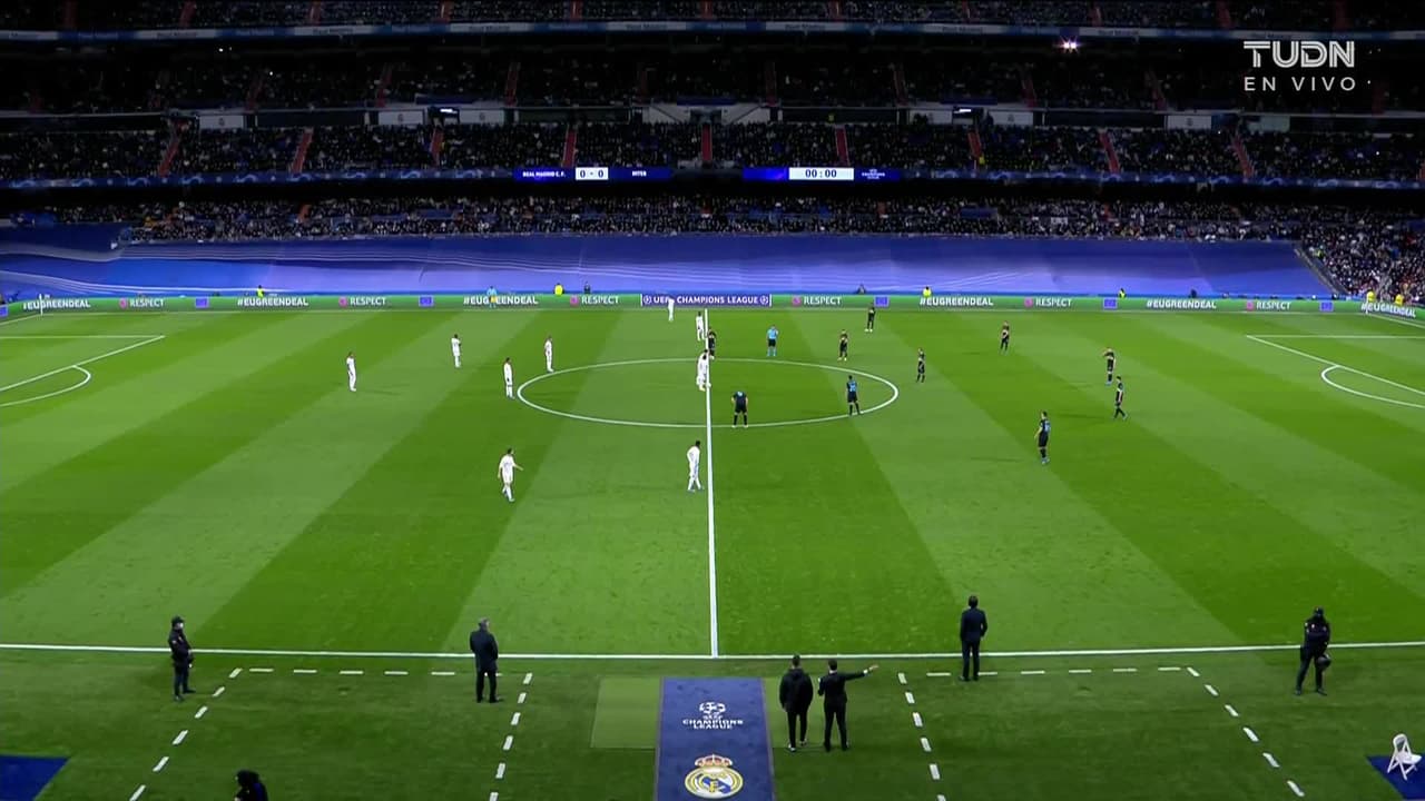 Arranca el partido y la pelota está en juego.