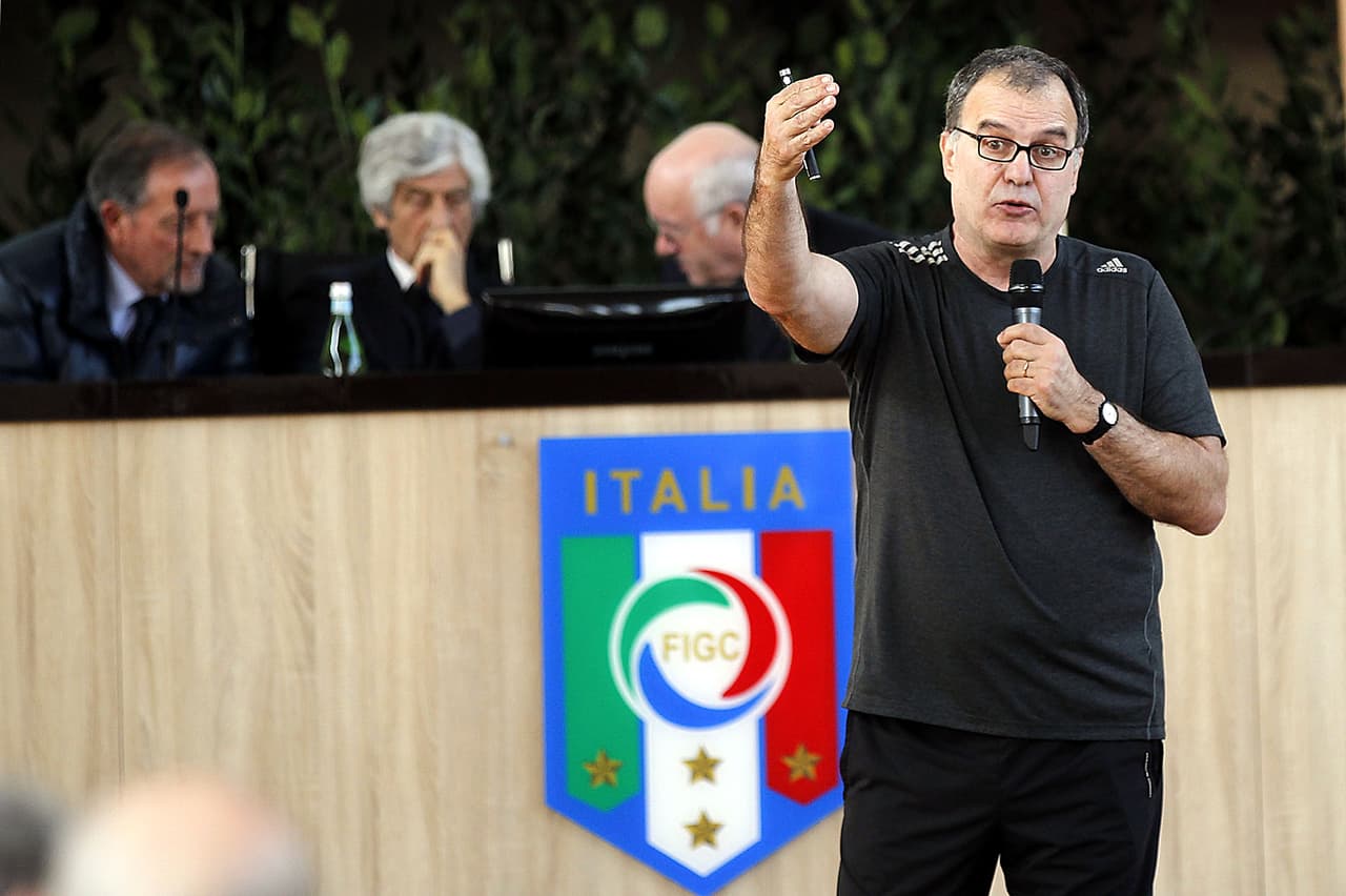 Un hecho curioso en la carrera de Bielsa fue su presencia en Lazio, donde apenas estuvo dos días luego de que el equipo incumpliera en las peticiones de fichajes que hizo para 2016.