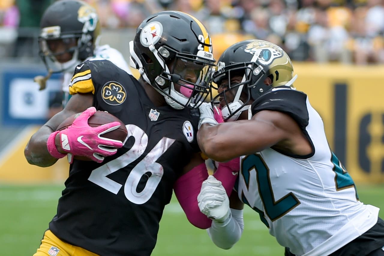 Pittsburgh Steelers running back Le'Veon Bell (26) runs the ball against the Jacksonville Jaguars in an NFL football game , Sunday, Oct. 8, 2017, in Pittsburgh. (AP Photo/Fred Vuich)