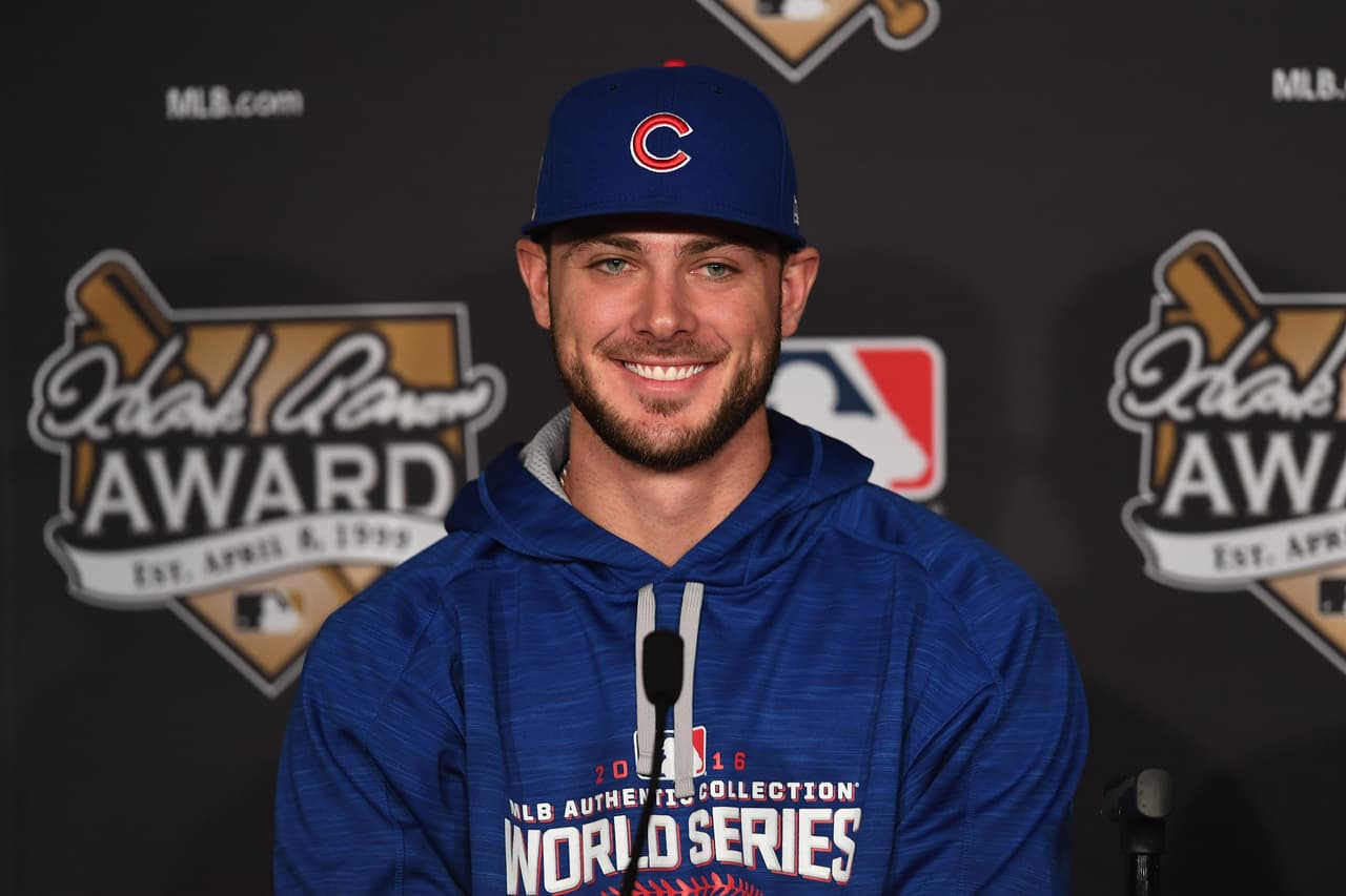 Kris Bryant, tercera base de los Chicago Cubs, ha tenido un rendimiento importante tanto en defensiva como en ofensiva.
