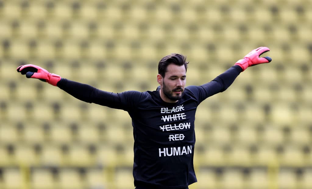Roman Bürki calienta con la leyenda en su camiseta: "black, white, yellow, red, HUMAN" para protestar contra el racismo.