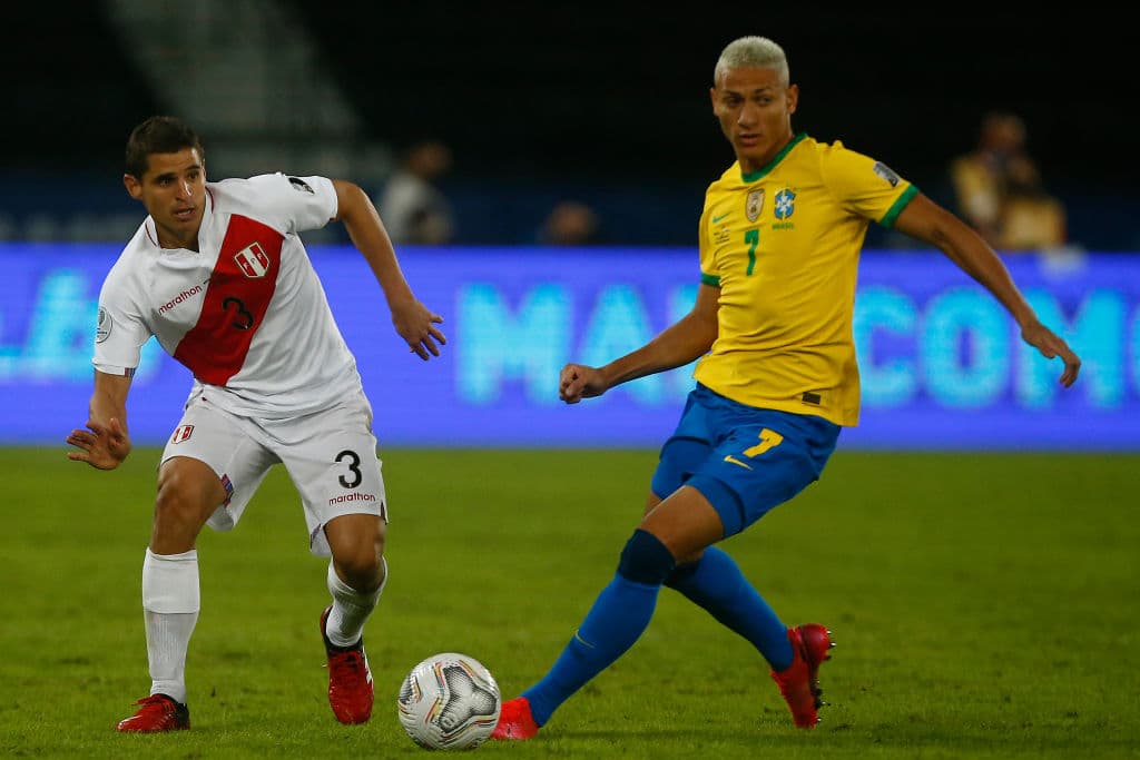 Perú no logra meter ni las manos y Brasil se los hace pagar caro con una golead a de 4-0.