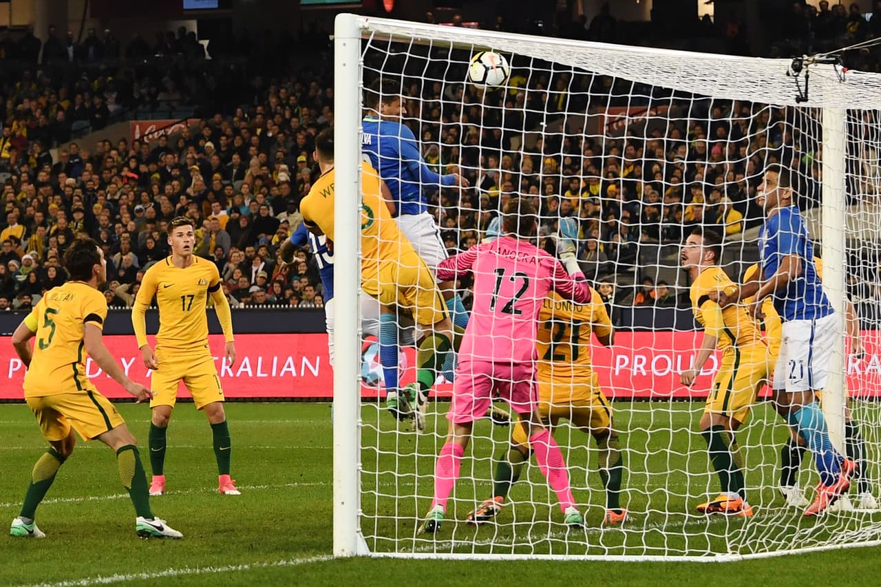 El segundo gol de los brasileños cayó al minuto 62 con este cabezazo de Thiago Silva, uno de los pocos titulares que hizo presencia en este partido.