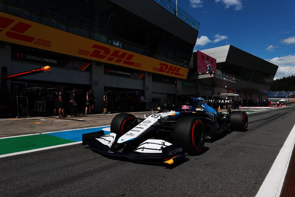 Max Verstappen 1:03.841, Valtteri Botas 1:04.035 y Lewis Hamilton 1:04.067 fueron los tres pilotos que saldrán al frente el día de mañana en Austria.