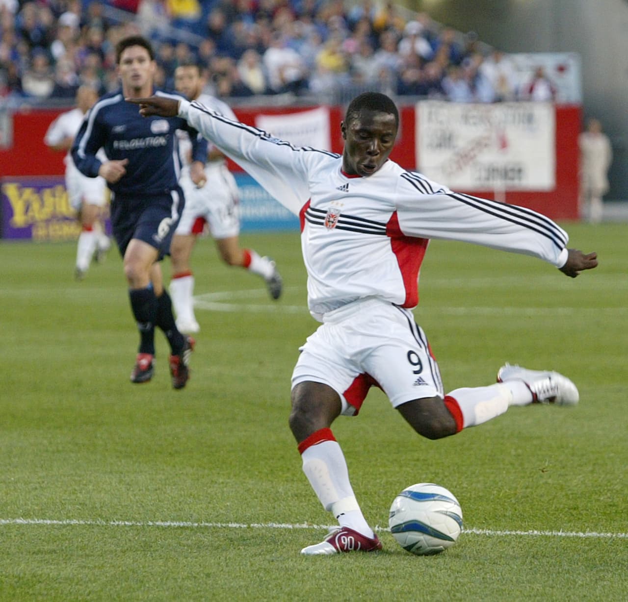 El estadounidense Fredy Adu, de origen ghanés, debutó a sus 14 años en la MLS y se proyectaba como la gran promesa de Estados Unidos. Con la selección de este país fue el más joven en debutar a sus 16 años.