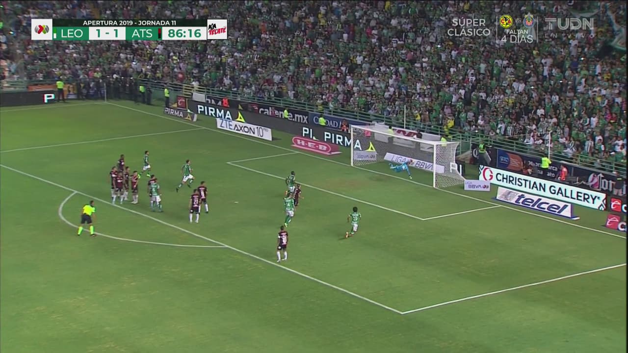 ¡No es un avión, no es Superman, es Camilo Vargas el del vuelo espectacular!