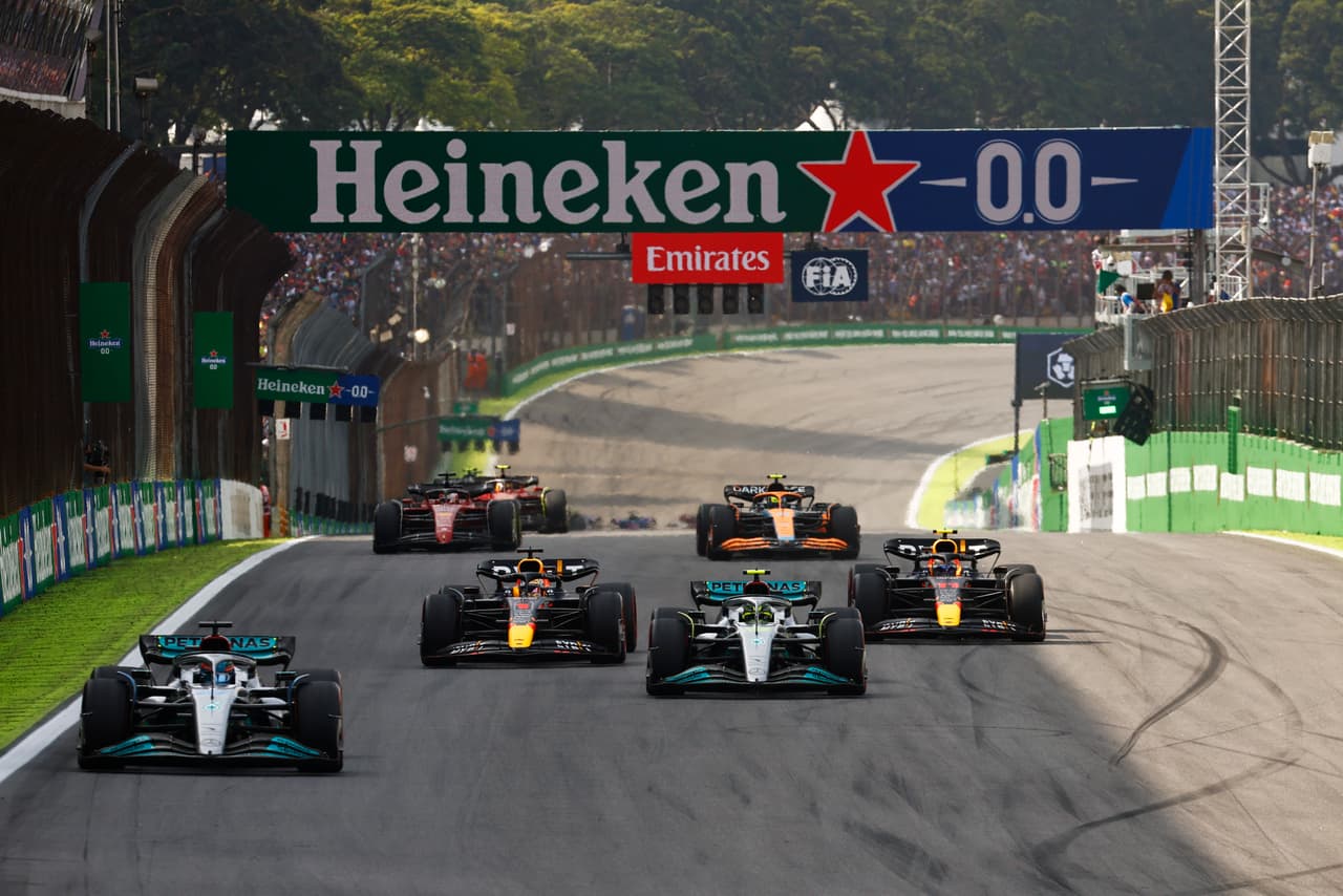 George Russell ganó su primera carrera en la Fórmula 1; Sergio Pérez finalizó séptimo, mientras que Hamilton y Sainz completaron el podio en el GP de Brasil.