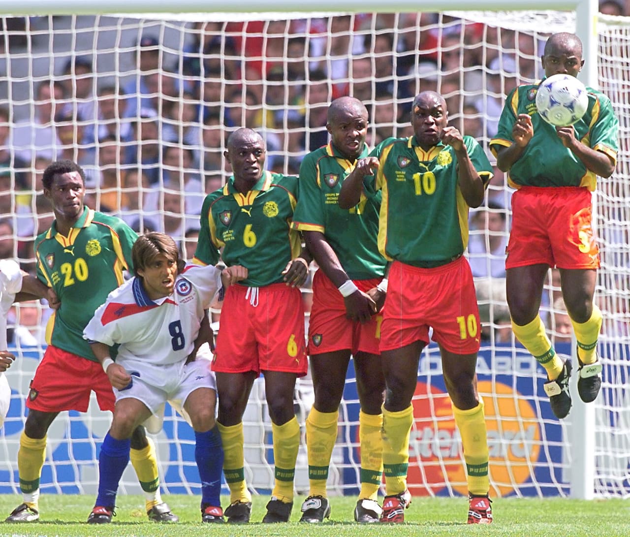 Ante Camerún fue otro 1-1 para Chile, que cosechó tres unidades y avanzó a octavos (ya que Italia venció a cameruneses y a austríacos).
