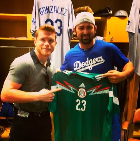Canelo junto al beisbolista Adrián 'Titán' González, fanáticos del 'Tri'.