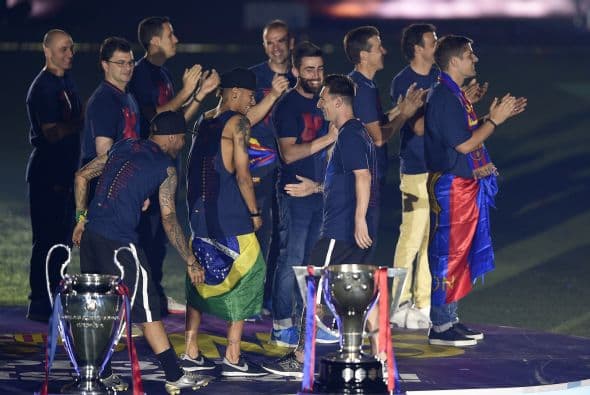 Los jugadores Blaugranas recorrieron las calles de Barcelona y después llegaron al Camp Nou para celebrar su quinta Champions League